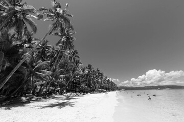 フィリピン・ボラカイ島のホワイトビーチと青空（モノクロ）