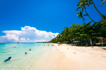 フィリピン・ボラカイ島のホワイトビーチと青空