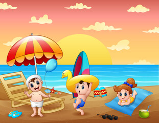 Obraz na płótnie Canvas Summer holiday with children having fun at the beach