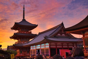 日本のお寺と夕焼け