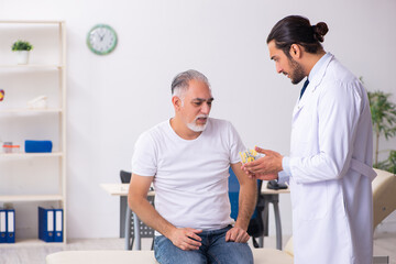 Obraz premium Patient suffering from diabetes visiting doctor