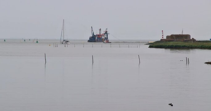 Enormous constructions for heigtning the dikes of Hollen