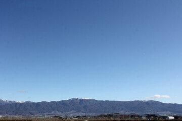 青い空と山並み