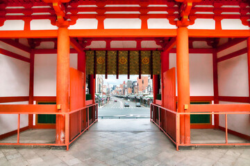 Fototapeta na wymiar 京都、八坂神社から見る四条通り
