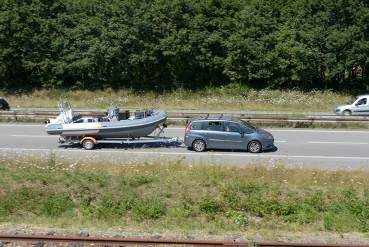 Voiture tractant un bateau &agrave; moteur sur une remorque