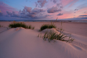 Krajobraz wybrzeża Morza Bałtyckiego o wschodzie słońca,plaża w Kołobrzegu,Polska. - obrazy, fototapety, plakaty