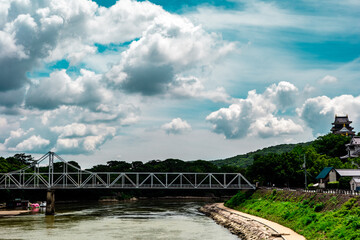 日本の城が見える公園