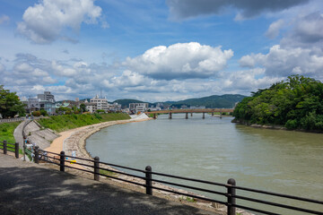 日本の川沿いにある公園