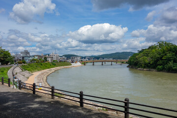 Fototapeta premium 日本の川沿いにある公園