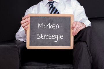 Berater mit einer Tafel Marken Strategie