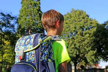 Symbolbild: Grundschüler auf dem Schulweg (Model released)