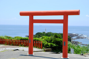 龍宮神社の鳥居の中にある長崎鼻の灯台