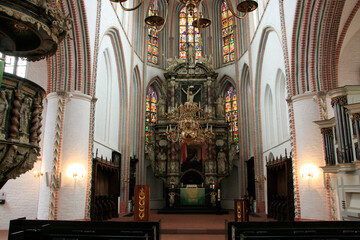 Fototapeta na wymiar Innenraum und Altarbereich der St. Petrikirche in Buxtehude, Niedersachsen, Deutschland, Europa