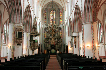 Innenraum und Altarbereich der St. Petrikirche in Buxtehude, Niedersachsen, Deutschland, Europa