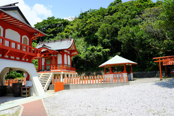 長崎鼻にある龍宮神社の横から見た構図