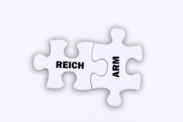 Fototapeta premium Puzzle mit den Schlagwörtern Reich und Arm