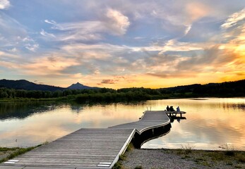 Chillen am See im Sonnenuntergang