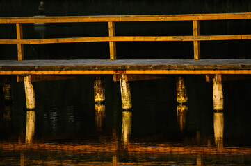 Drewniany pomost na jeziorze