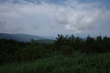 日本の岡山県鏡野町の山の景色