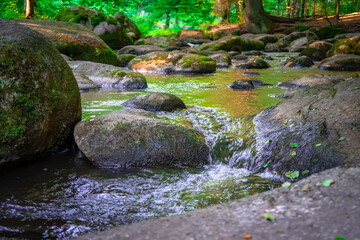 Wanderung durch das Höllbachtal in der nähe von Rettenbach im bayerischen Wald