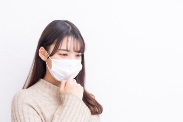 コロナ対策でマスクをする女性