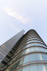 Obraz premium modernes business gebäude mit blick nach oben