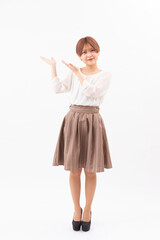 白背景で指さしする女性