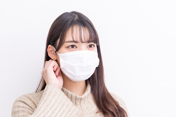 コロナ対策でマスクをする女性