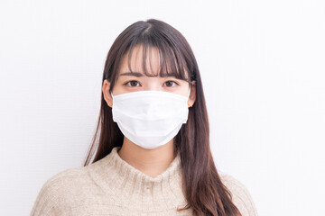 コロナ対策でマスクをする女性