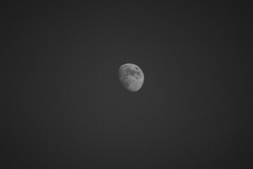 La Lune presque entière sur un fond gris