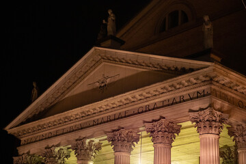 Fototapeta premium Duomo di San Donà di Piave di sera- dettaglio architettonico del frontone