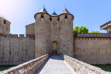 Obraz premium The main entrance from the castle bridge to the city Carcassonne