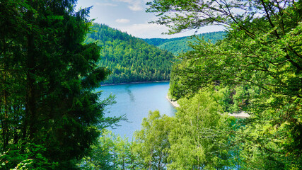 Fototapeta premium Stausee und wolkiger Himmel