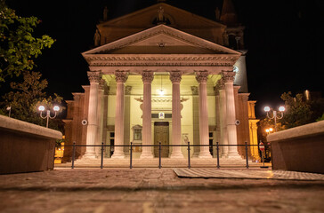 Naklejka premium Chiesa Duomo di San Donà di Piave di sera illuminato