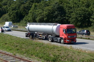 Fototapeta premium Camion-citerne roulant sur une voie express