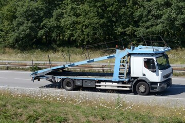 Camion de transport de véhicules vide roulant sur une voie express