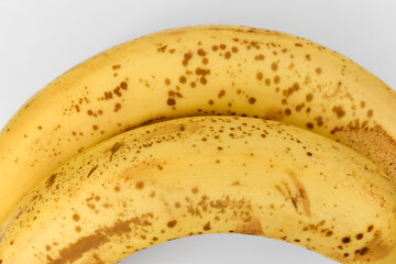 Dwa, dojrzałe banany na białym tle. © Krzysztof Głowacki