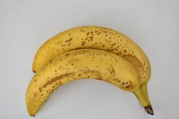 Dwa, dojrzałe banany na białym tle. © Krzysztof Głowacki