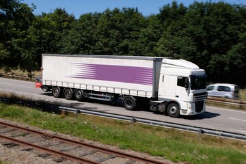 Semi-remorque roulant sur une voie express