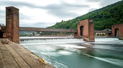 Staustufe am Neckar in Heidelberg, Wasserkraftwerk Schleuse Wehr Schifffahrt - obrazy, fototapety, plakaty