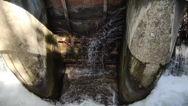 Fuga de agua en una esclusa de la darsena del Cananl de Castilla en Valladolid