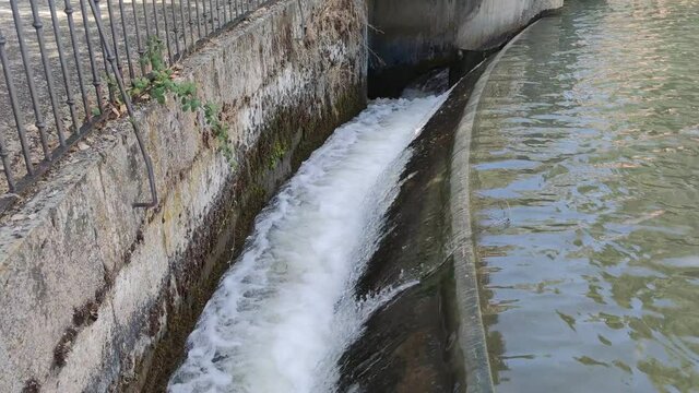 Sumidero de agua en la darsena del Canal de Castilla en Valladolid