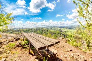 Obraz premium Sitzbank mit schöner Aussicht