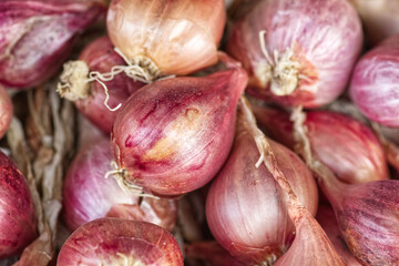red onions on market