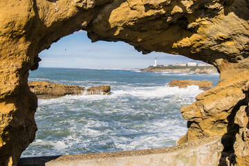 Agujero de rocas con vistas