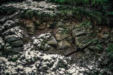 Steinwand im Winter