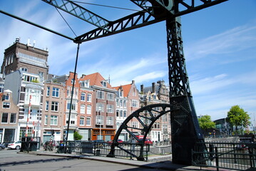 View on the canal houses at the Schippersgracht seen through the Scharrebiersluis , a steel drawbridge dating from 1906, a National Monument