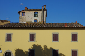 Fototapeta na wymiar Arezzo - Tuscany - Yellow house with pigeon house.