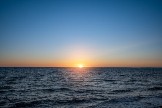 Sunset over the ocean © Polarpx