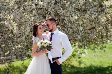  newlyweds near blooming trees